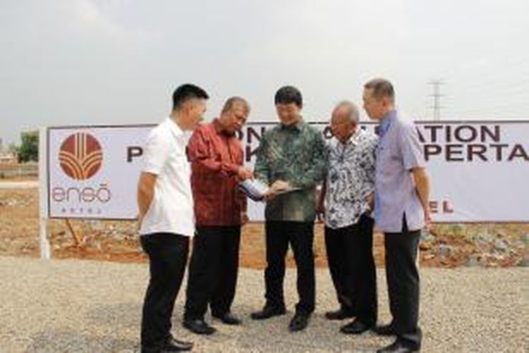 PT Bekasi Fajar Industrial Estate Tbk (BEST) memulai konstruksi proyek Enso Hotel di dalam area komersial kawasan industri MM2100, Senin (15/6/2015). Tampak dalam gambar, CEO PT BEST Yoshihiro Kobi tengah menjelaskan profil hotel kepada Komisaris BEST Marzuki Usman, didampingi Direktur BEST Erick Wihardja, Direktur BEST Herbudianto, dan Komisaris Hungkang Sutedja.