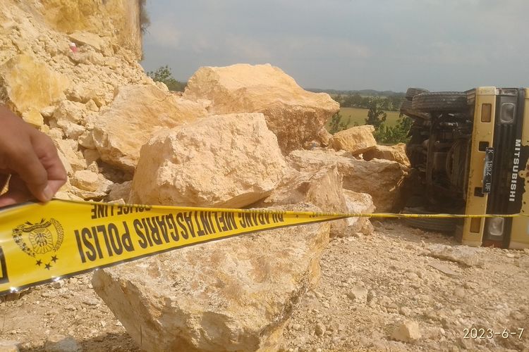 Dua warga yang tengah menggali tebing batu tak jauh dari rumahnya tewas tertimbun longsor bebatuan di Desa Terkesi, Kecamatan Klambu, Kabupaten Grobogan, Jawa Tengah, Rabu (7/6/2023).