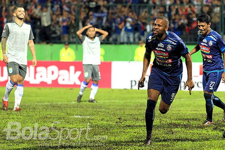 Striker Arema FC, Thiago Furtuoso, melakukan selebrasi seusai mencetak gol ke gawang Persela Lamongan pada laga kedua Piala Presiden 2018 Grup E di Stadion Gajayana Malang, Jawa Timur, Sabtu (20/01/2018) malam. Furtuoso menjadi salah satu pemain yang dilepas oleh Arema jelang putaran kedua Liga 1 2018. 