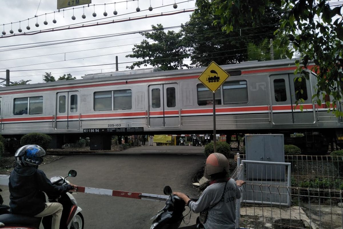 Perlintasan rel kereta di Stasiun Pondok Cina