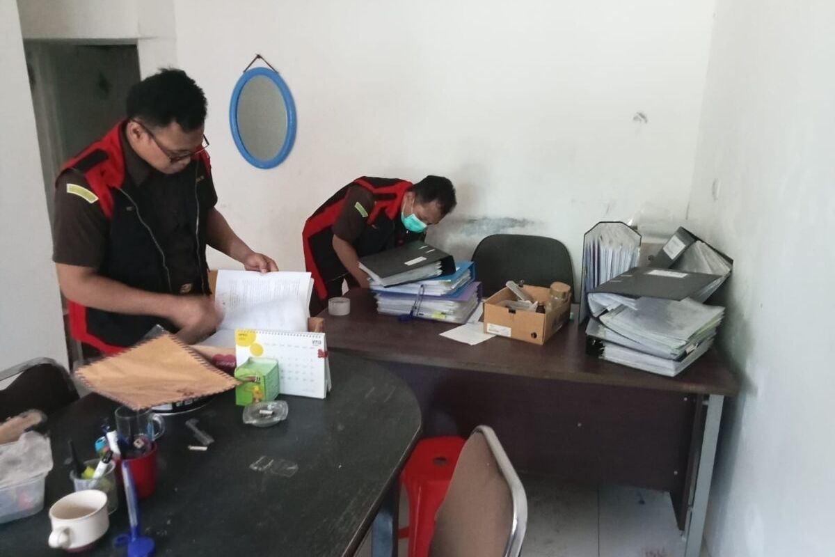 Tim penyidik Kejati DIY saat menggeledah Kantor PT JEW, Selasa (14/11/2023)