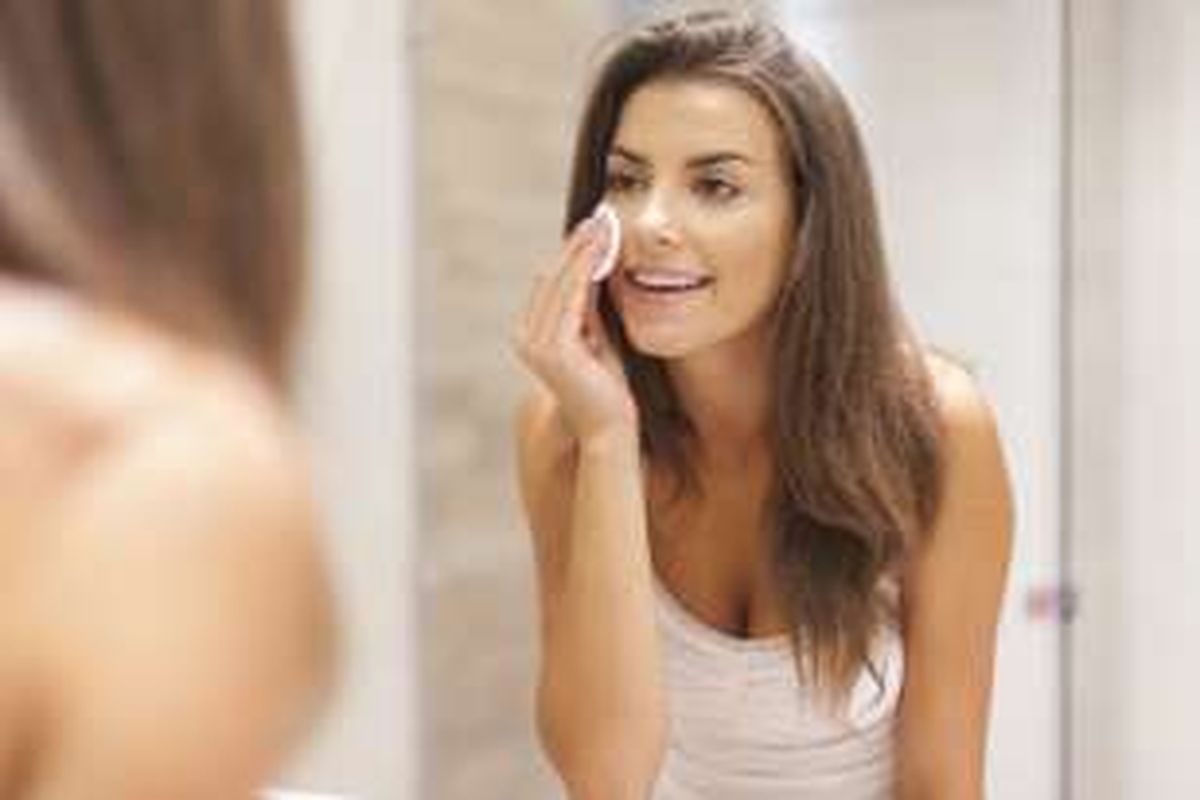 Rutin membersihkan wajah bisa membuat kulit cerah bebas kucel.