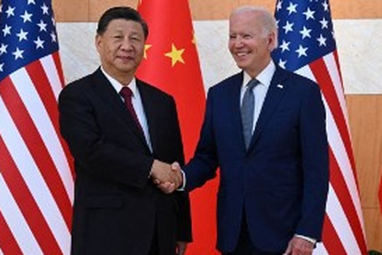 Presiden Amerika Serikat Joe Biden (kanan) dan Presiden China Xi Jinping (kiri) bertemu menjelang Konferensi Tingkat Tinggi (KTT) G20 di Nusa Dua, Bali, pada Senin (14/11/2022).
