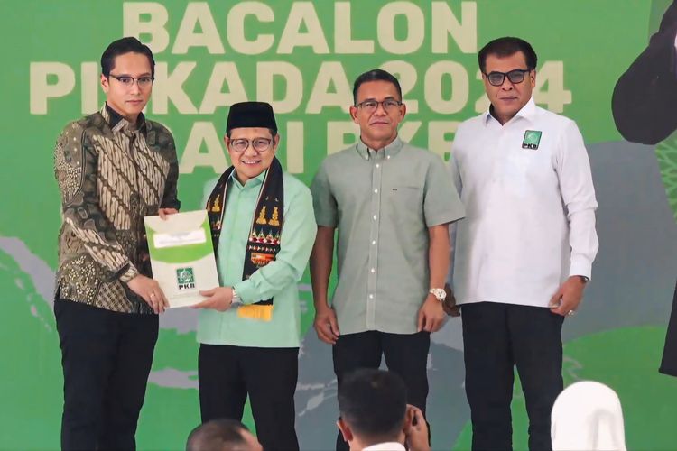 Bakal Calon Wali Kota Medan, Rico Waas (paling kiri) dan wakilnya Zakiyuddin Harahap (2  dari kanan) saat menerima rekomendasi dukungan dari Ketua Umuk PKB, Muhaimin Iskandar di Jakarta, Kamis (15/8/2024)