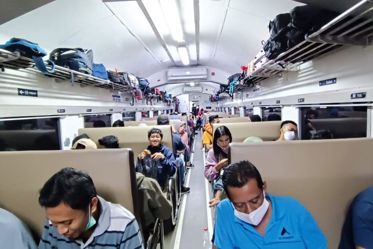 Situasi di dalam KA Cibatu menuju pemberhentian akhir Stasiun Cibatu, Garut, Kamis (20/4/2023).