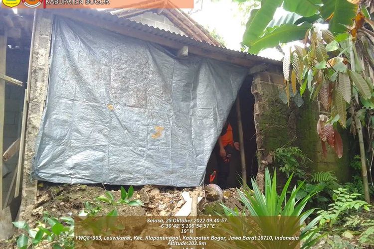 Hujan dengan intensitas tinggi yang melanda wilayah Kabupaten Bogor, Jawa Barat, menyebabkan pergeseran tanah. Satu unit rumah warga rusak parah.