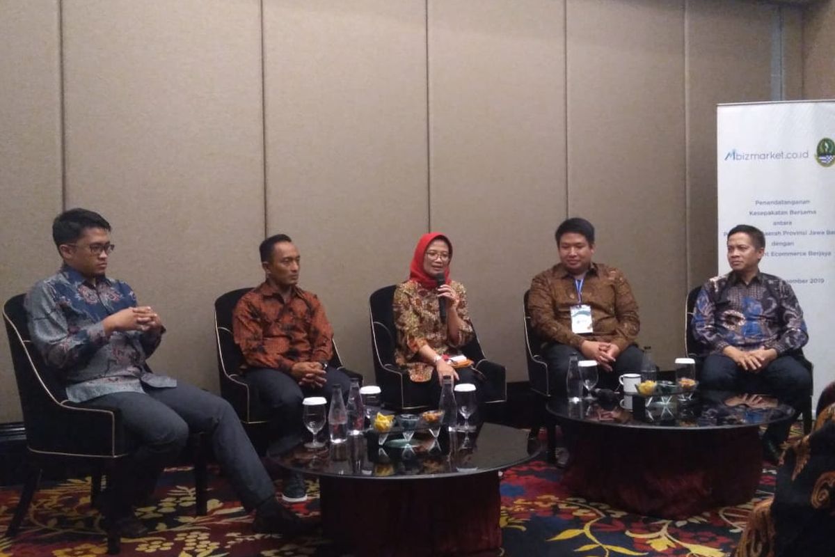 Pemerintah Provinsi Jawa Barat menggandeng Mbizmarket untuk pemanfaatan e-marketplace atau platform marketplace berbasis toko dalam jaringan (online). 