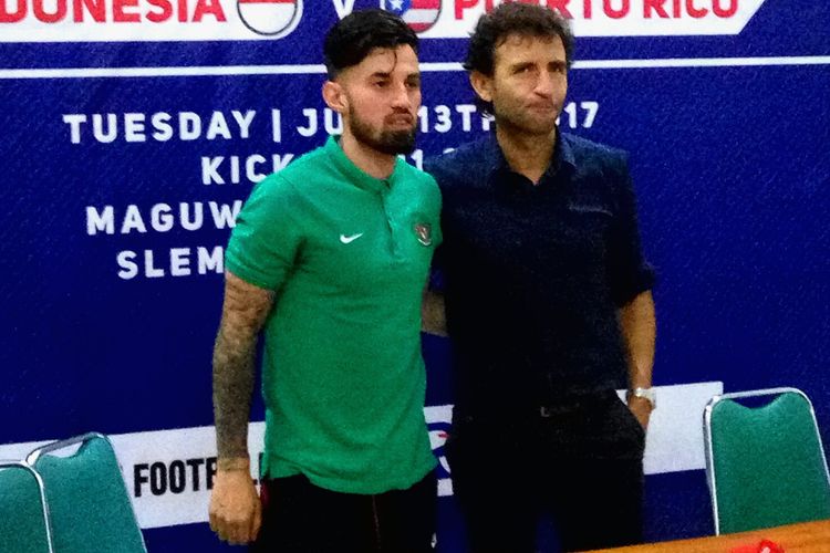 Pelatih Timnas Indonesia, Luis Milla bersama Stefano Lilipaly usai jumpa pers