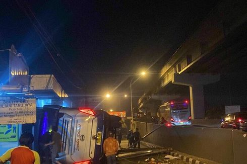 Bus Tabrak Pembatas Jalan dan Terguling di Sleman, Penumpang Selamat