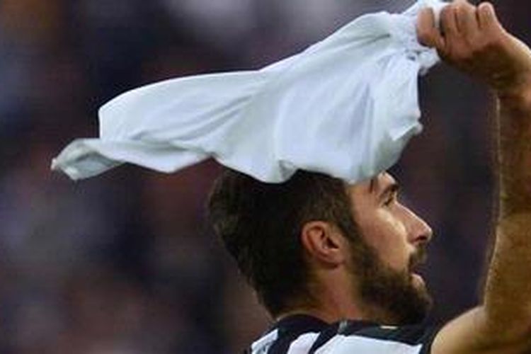 Penyerang Juventus, Mirko Vucinic, merayakan golnya dengan membuka celananya saat melawan Pescara, Sabtu (7/4/2013). 