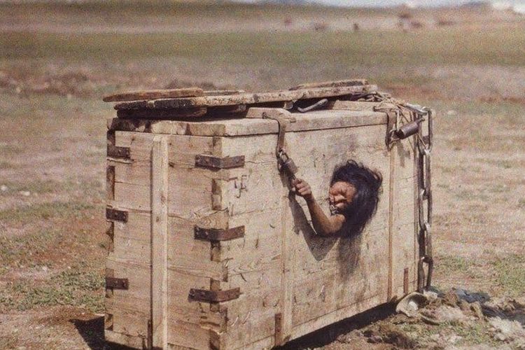 Seorang wanita Mongolia menjalani eksekusi immurement, circa 1913.