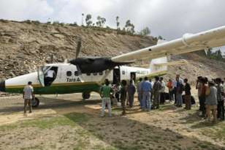 Dalam foto yang diambol pada 1 Juni 2010 ini sebuat pesawat ringan jenis Twin Otter milik Tara Air berada di bandara Lamidanda  di sebelah timur Kathmandu, Nepal. 