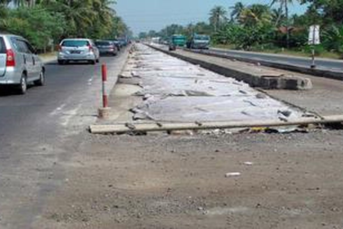 Kerusakan badan jalan yang ambles di jalur pantura bagian barat Jawa Tengah, Minggu (8/7/2012) nampak di sepanjang Jalan Raya Surodadi, Kecamatan Warurejo, sekitar 15 kilometer arah barat Kota Tegal, Jawa Tengah.