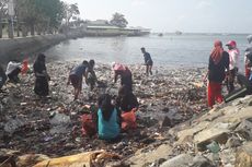 Demo Cara Lain, Mahasiswa di Pulau Bawean Sibuk Bersihkan Sampah
