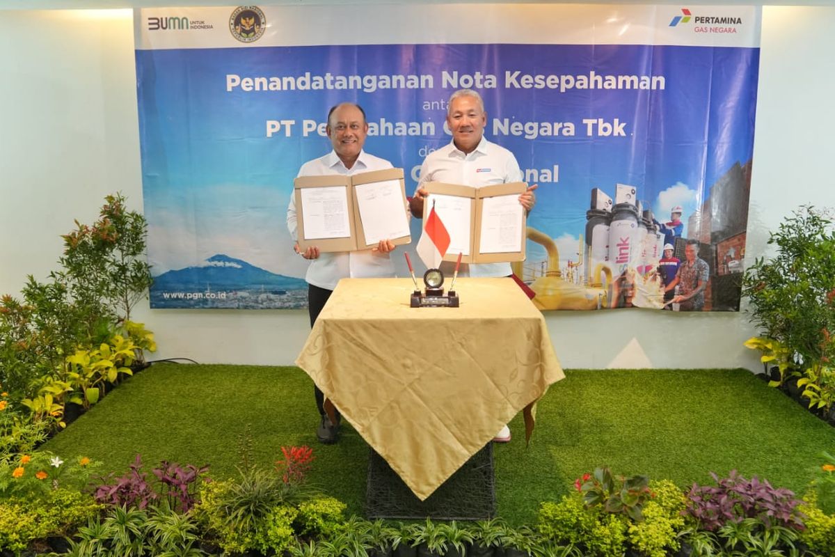Kepala Badan Gizi Nasional (BGN) Dadan Hindayana dan Direktur Utama PGN Arief Setiawan Handoko menunjukkan Nota Kesepahaman Penyaluran Gas Bumi untuk Mendukung Program Makan Bergizi Gratis (MBG) yang sudah mereka tandatangani di Jakarta, Rabu (5/12/2024).