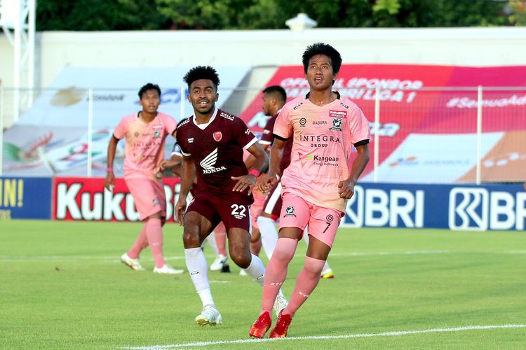 Pemain PSM Makassar Yakob Sayuri dan pemain Madura United Bayu Gatra bersiap berebut bola pada pertandingan pekan 18 Liga 1 2021-2022 yang berakhir dengan skor 1-0 di Stadion Kompyang Sujana Denpasar, Sabtu (8/1/2021) sore.
