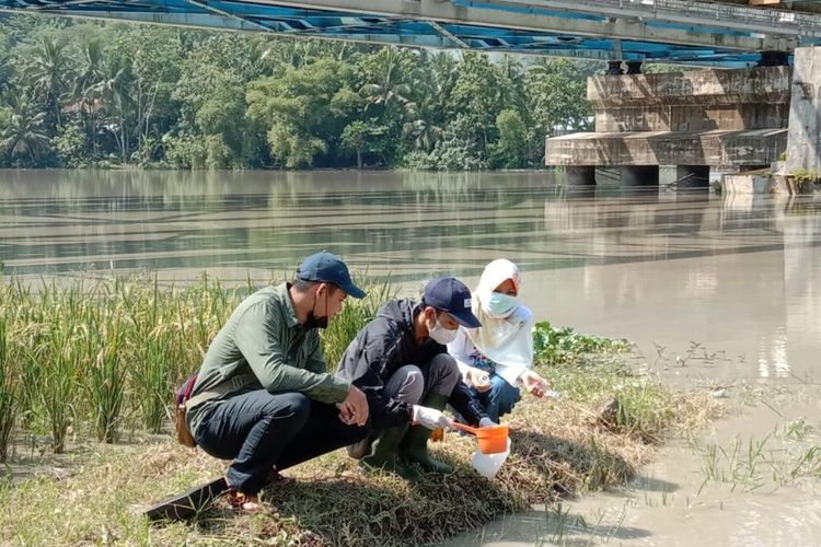 Petugas mengambil sampel air di Sungai Serayu, Kabupaten Banyumas, Jawa Tengah, Sabtu (2/4/2022).