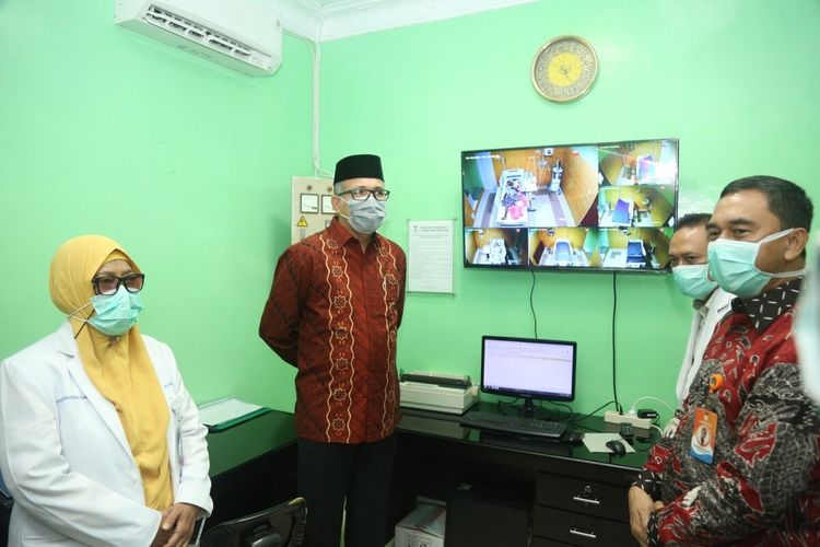 Plt Gubernur Aceh Nova Iriansyah, meninjau fasilitas Ruang Respiratory Intensive Care Unit (RICU) Rumah Sakit Umum Zainal Abidin (RSUZA) Banda Aceh, Kamis (12/3/2020). Kini RSUZA merawat dua suspect covid-19, dan pihak RS sedang menunggu hasil pemeriksaan laboratorium untuk memastikan kondisi kedua suspect tersebut.