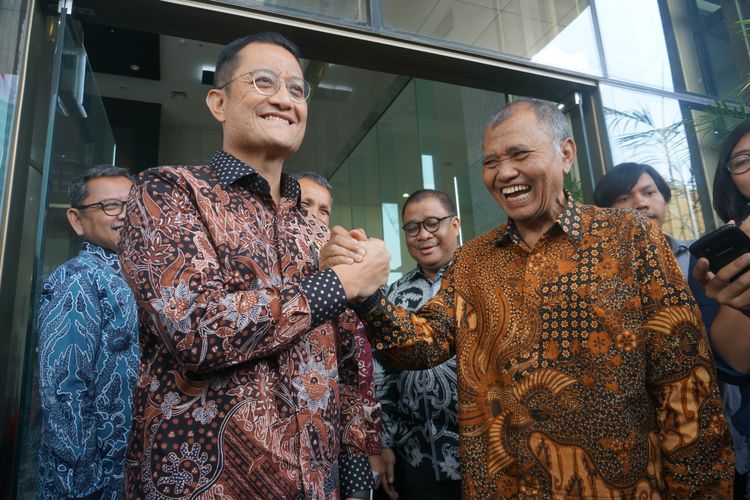 Menteri Sosial Juliari Batubara bersama Ketua KPK Agus Rahardjo usai pertemuan antara jajaran Kemensos dan pimpinan KPK di Gedung Merah Putih KPK, Senin (4/11/2019).