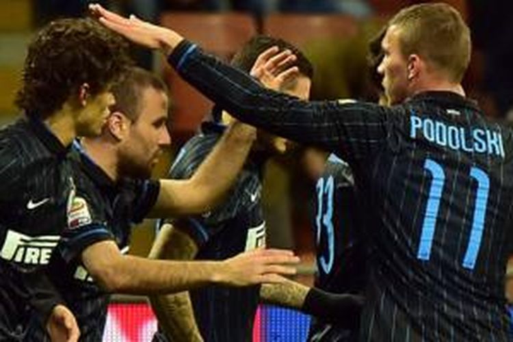 Para pemain Inter Milan merayakan gol yang disarangkan Rodrigo Palacio ke gawang Cesena. 