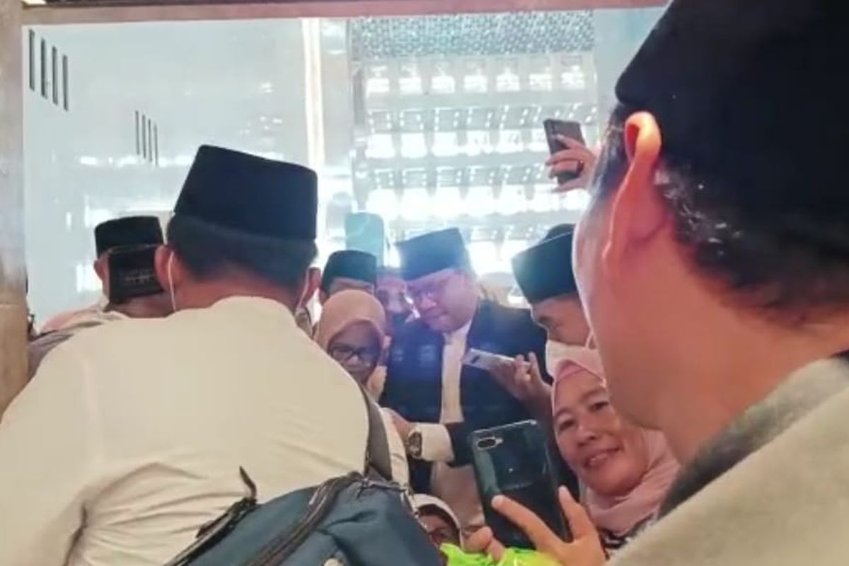 Anies Baswedan yang mendadak dikerubungi oleh jemaah saat dirinya selesai melaksanakan shalat Idul Fitri di Masjid Istiqlal, Jakarta Pusat, Sabtu (22/4/2023). Jemaah tersebut mengerubungi Anies Baswedan untuk mencoba berswafoto dengan Anies. 