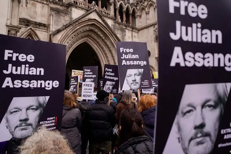 Aksi protes menuntut pembebasan Julian Assange di London, Inggris.