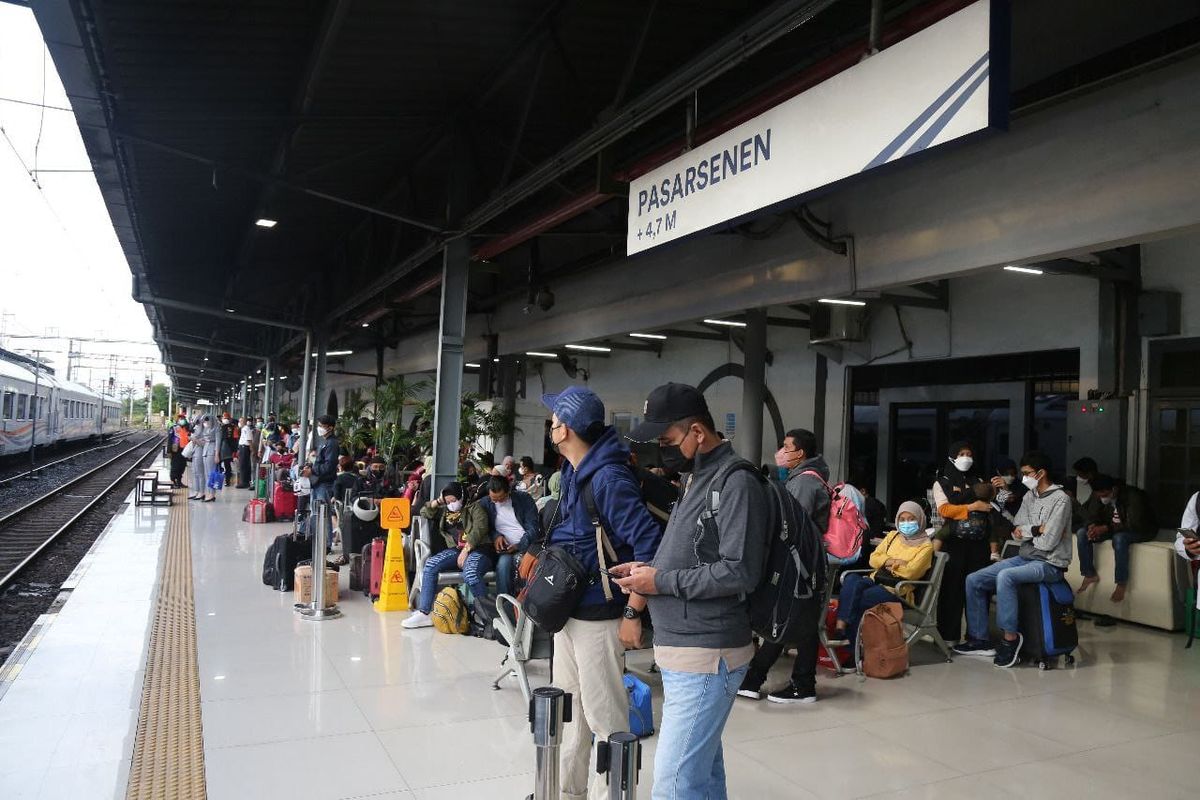Penumpang kereta api di Stasiun Pasar Senen pada mudik Lebaran 2022