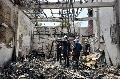 Puslabfor Bareskrim Polri Bawa Abu Arang dari TKP Kebakaran Bengkel yang Tewaskan Satu Keluarga