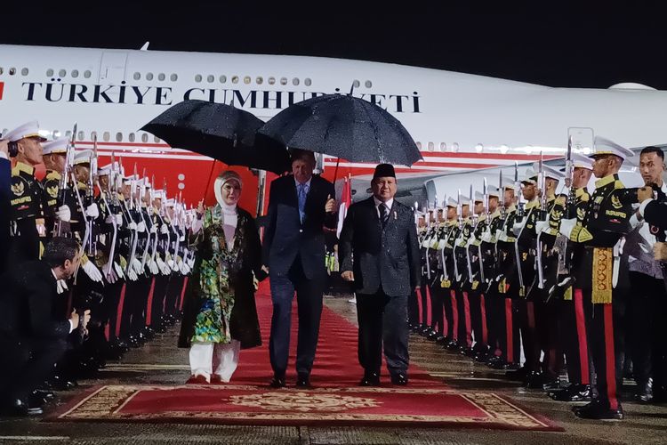 Presiden RI Prabowo Subianto hujan-hujanan menyambut kedatangan Presiden Turkiye, Recep Tayyip Erdogan bersama istri, Emine Erdogan, di Lanud Halim Perdanakusuma, Jakarta, Selasa (11/2/2025).