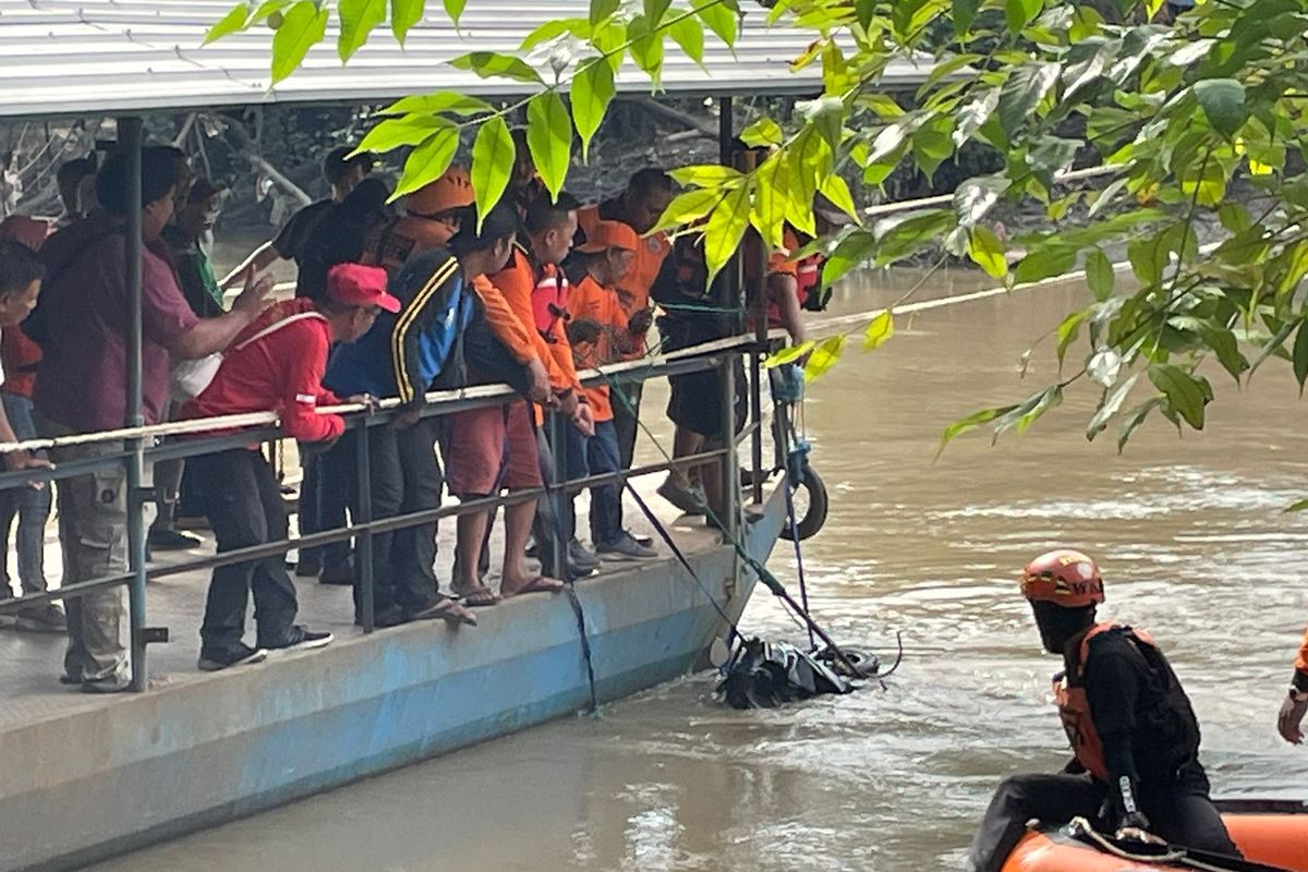 Proses pencarian bapak dan anak tenggelam di Sungai Kalimas, Jumat (19/4/2024).