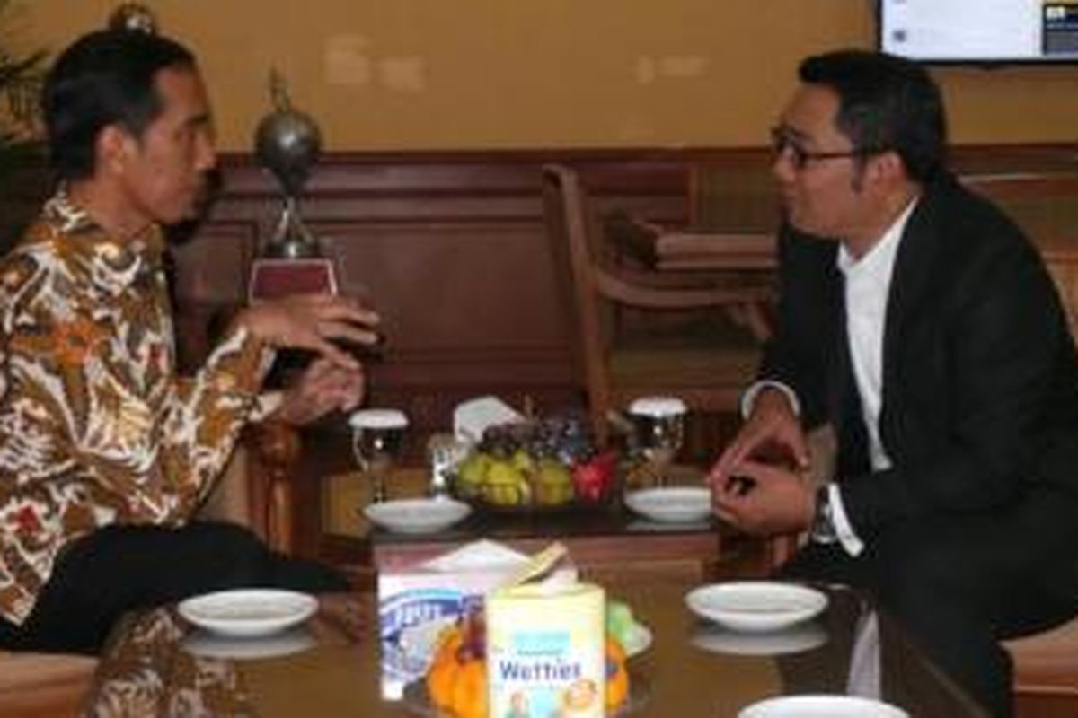 Gubernur Jakarta Joko Widodo tengah berbincang serius dengan Wali Kota Bandung Ridwan Kamil di kantor Ridwan, Kamis (17/4/2014).