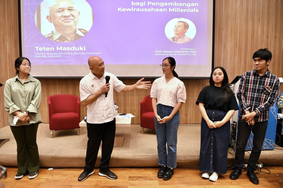  Sejumlah mahasiswa Institut Teknologi Bandung (ITB) bercerita soal usaha yang dijalaninya kepada Menteri Koperasi dan UKM (MenKopUKM), Teten Masduki. Ada dua mahasiswa yaitu Adlin, mahasiswi Program Studi Kewirausahaan ITB memiliki bisnis catering; dan Yohana, mahasiswi ITB yang memiliki usaha sedotan ramah lingkungan.
