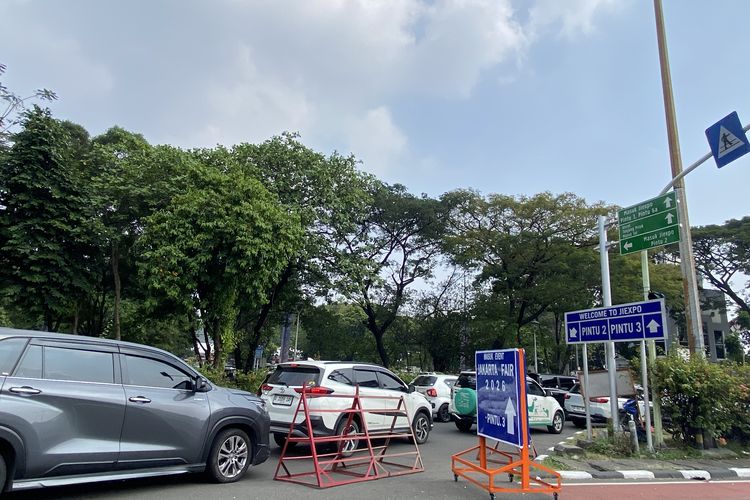 Libur 16 Juni, Antrean Kendaraan ke Jakarta Fair Mengular hingga 1 Km