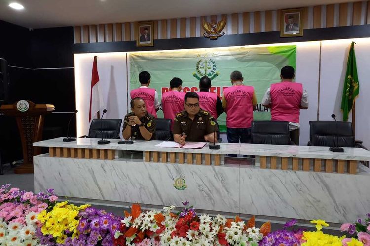 Kejaksaan Negeri Kota Tasikmalaya, Jawa Barat, menunjukkan lima tersangka kasus korupsi proyek pemeliharaan jalan anggaran tahun 2019 dan salahsatunya pejabat berstatus ASN Pemkot Tasikmalaya, Selasa (24/10/2023) malam.