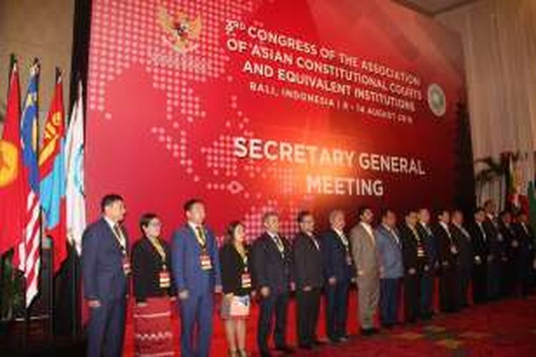 Delegasi peserta pertemuan para sekretaris jenderal Asosiasi MK se-Asia (Association of Asian Consitutional Court and Equivalent Institutions atau AACC) berfoto bersama, Selasa (9/8/2016).