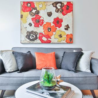 Ilustrasi sofa di ruang keluarga atau ruang tamu. 