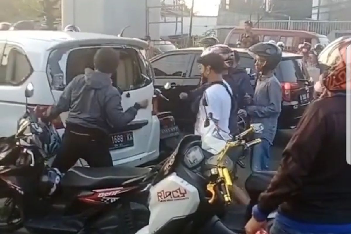 Tangkapan layar akun @jakarta.terkini warga mengamuk kepada mobil yang dikemudikan R (16) lantaran menabrak 9 orang di kawasan Cakung, Jakarta Timur dan tak bertanggungjawab. Mobil yang dikemudikan R adalah mobil yang ia curi dari saudaranya sesaat sebelum tabrakan terjadi, yakni pada Minggu (16/5/2021)