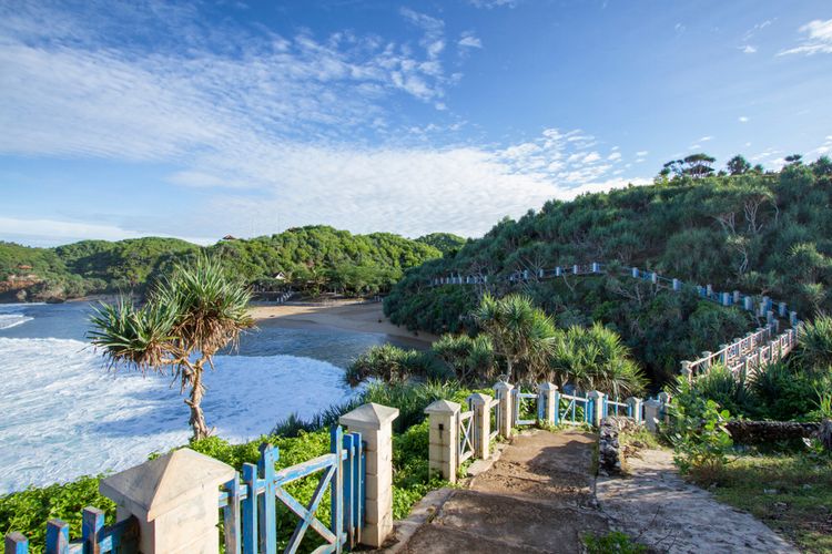 Jalur pejalan kaki di Pantai Kukup di Gunungkidul, Yogyakarta