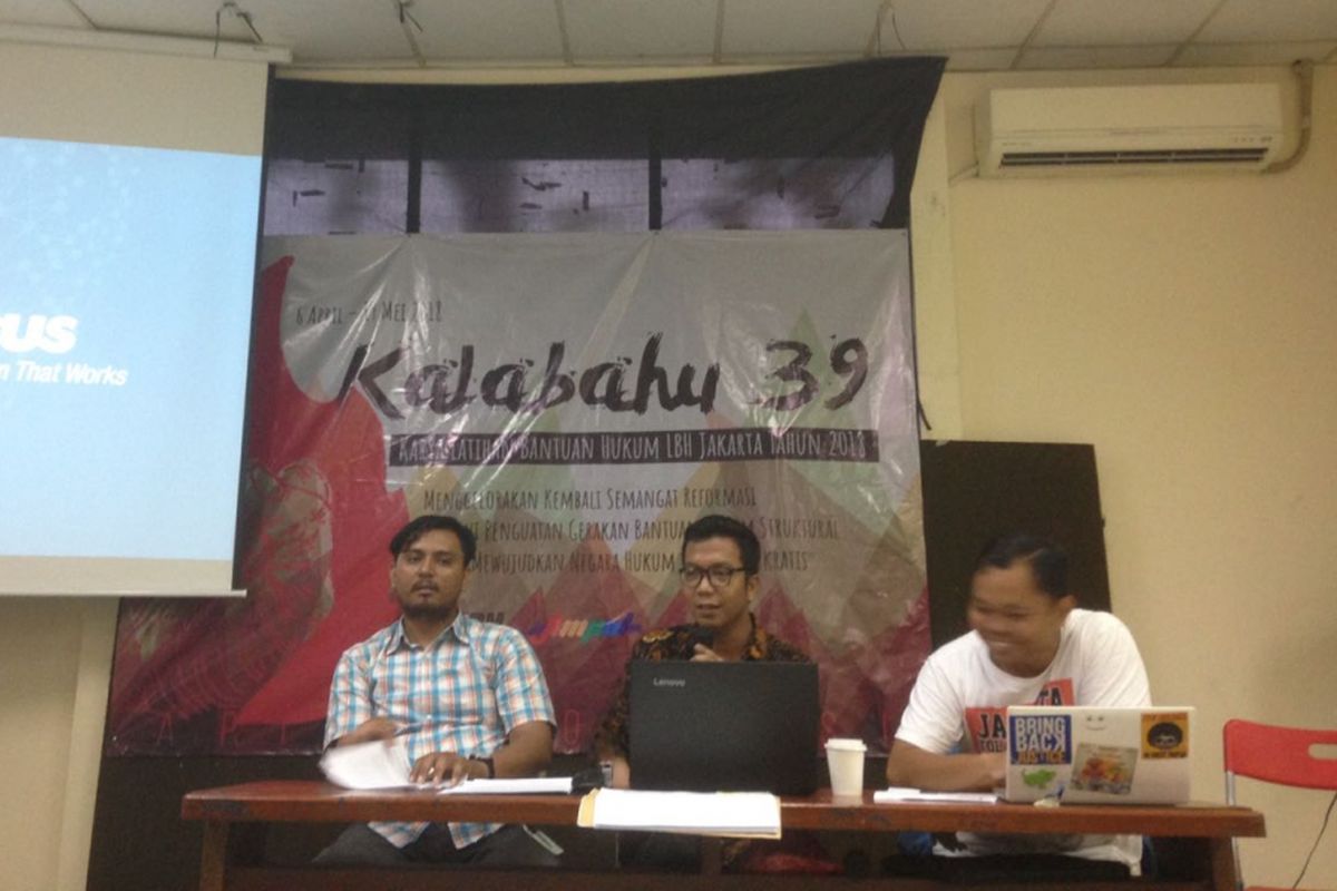 Anggota Koalisi Selamatkan Teluk Jakarta (KSTJ) Marthin, Nelson dan Tigor menyatakan usulan pemberhentian reklamasi Jakarta di gedung Lembaga Bantuan Hukum, Menteng, Jakarta Pusat pada Selasa (24/4/2018).