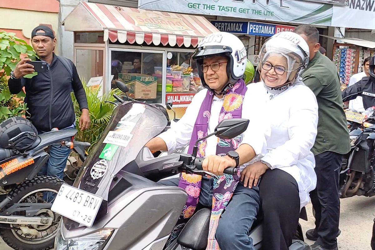 Calon presiden nomor urut 1, Anies Baswedan bersama istrinya, Fery Farhati saat tiba di lokasi kampanye Kampung Tanah Merah, Koja, Jakarta Utara, Selasa (28/11/2023).