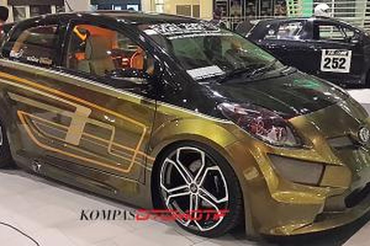 King Yaris Show Off 2014 garapan Kupu-kupu Malam