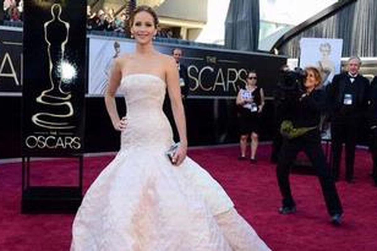 Jennifer Lawrence di karpet merah Academy Awards 2013, di Dolby Theatre, Hollywood, Los Angeles (California, AS), Minggu (24/2/2013) petang waktu setempat. 