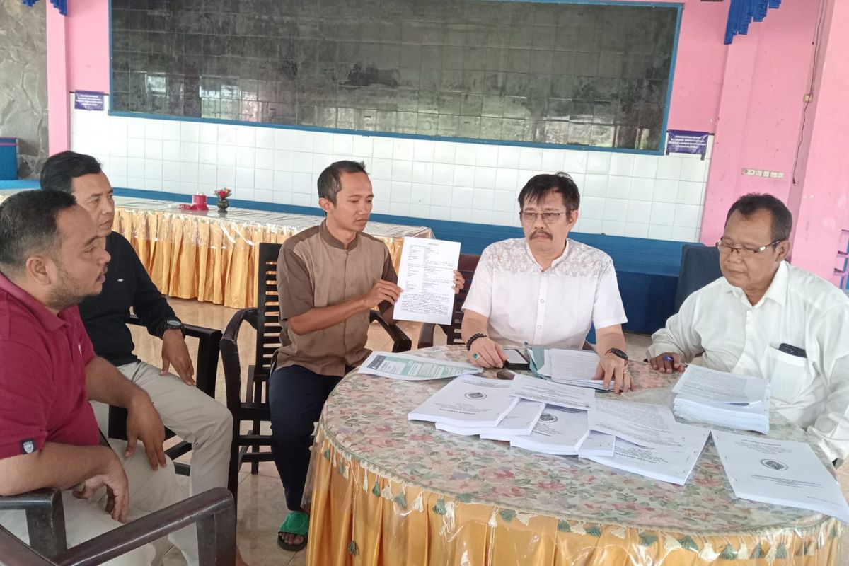 Mashudi menyerahkan surat gugatan kepada kuasa hukumnya, Minggu (7/7/2024).