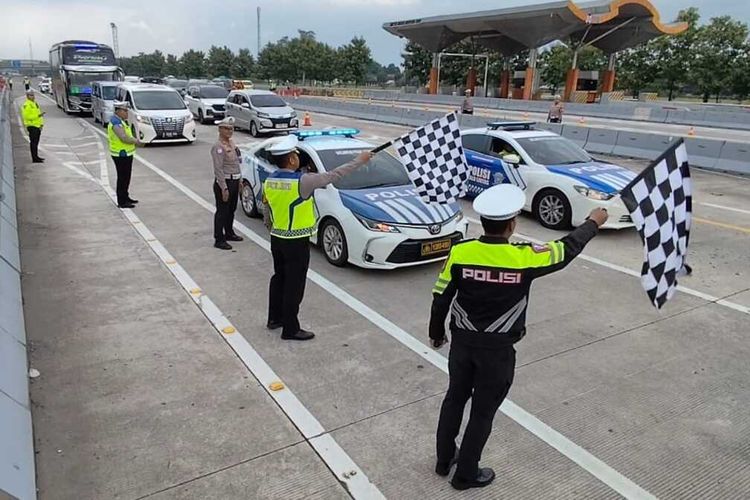 Satlantas Polresta Cirebon Jawa Barat melakukan flag off penerapan sistem satu arah di KM 188 menuju KM 70 Cikampek Utama, pada Kamis (3/4/2024) siang.
