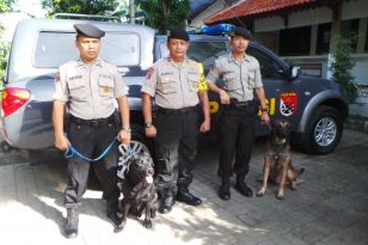 Tim Polisi Satwa dari Mabes Polri ikut mengamankan TPS 35 yang berlokasi di depan rumah Presiden ke-5 RI Megawati Soekarnoputri di Kebagusan, Pasar Minggu, Jakarta Selatan, Rabu (9/4/2014).