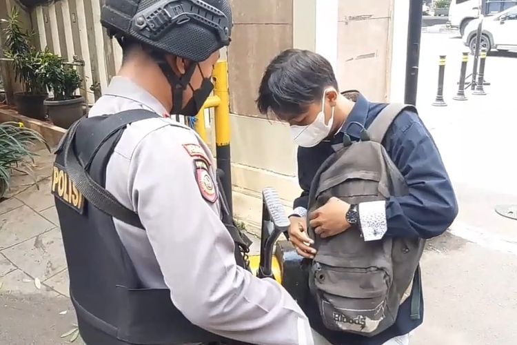 Markas Polres Metro Jakarta Utara dijaga ketat oleh petugas yang dilengkapi dengan senjata laras panjang, helm, hingga rompi anti peluru pada Rabu (7/12/2022). Ini dilakukan sebagai antisipasi pasca bom bunuh diri di Astanaanyar, Bandung, Jawa Barat. 