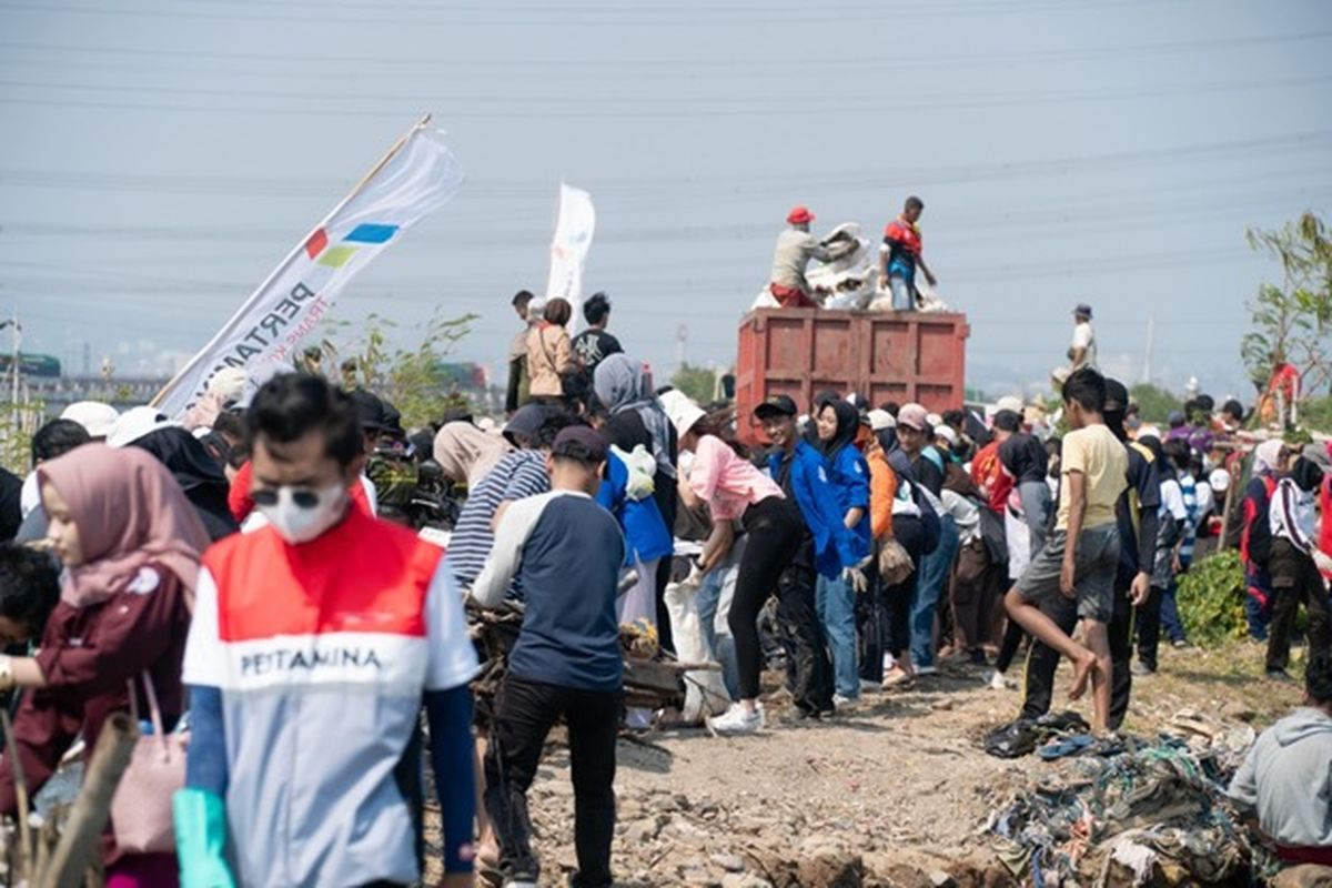 PT Pertamina Trans Kontinental (PTK) yang merupakan anak usaha dari PT Pertamina International Shipping (PIS), Sub Holding Integrated Marine Logistics (IML) berkolaborasi dengan Dinas Lingkungan Hidup (DLH) Kota Semarang melakukan aksi pembersihan sampah coastal clean up di sepanjang pesisir Kampung Nelayan Tambakrejo, Semarang, Sabtu (2/9/2023).