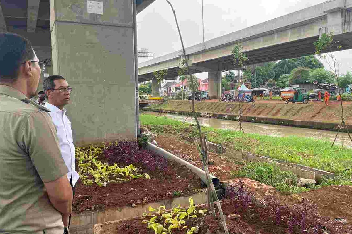 Penjabat (Pj) Gubernur DKI Jakarta Heru Budi Hartono saat meninjau kolong Tol Becakayu, Cipinang Melayu, Makassar, Jakarta Timur, Selasa (3/1/2023) pagi.