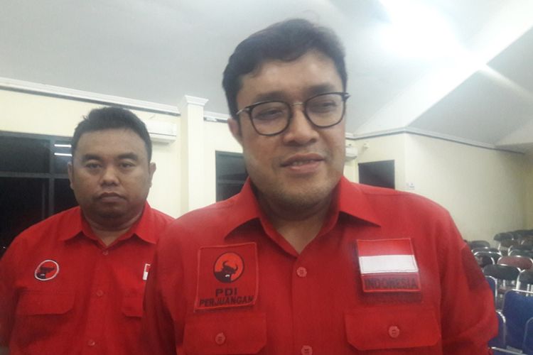 Ketua DPD PDIP Jabar Ono Surono didampingi ketua DPC PDIP Garut Yudha Pudja Turnawan saat diwawancara wartawan, Jumat (18/10/2019).