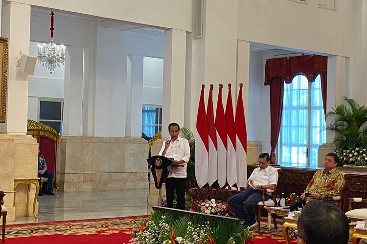 Presiden Joko Widodo dalam Sidang Kabinet Paripurna Peningkatan Kinerja ASN melalui Keterpaduan Layanan Digital Pemerintah di Istana Negara, Jakarta Pusat, Selasa (9/1/2024).